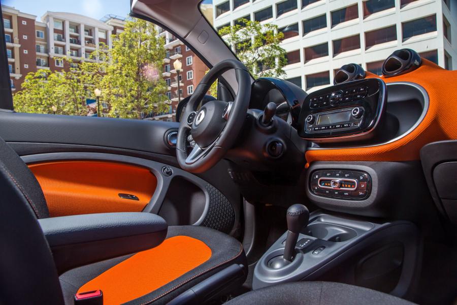 Интерьер Smart ForTwo Passion Cabrio 2016 года  (NA) (фото 16 из 21)